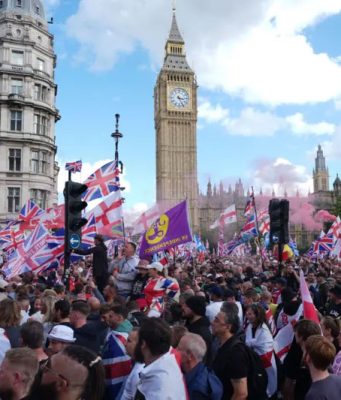 ‘Unir o Reino’: protesto da direita radical contra imigração reúne mais de 100 mil em Londres protesto da direita radical contra imigração reúne mais de 100 mil em Londres