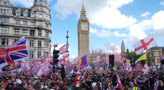 ‘Unir o Reino’: protesto da direita radical contra imigração reúne mais de 100 mil em Londres protesto da direita radical contra imigração reúne mais de 100 mil em Londres