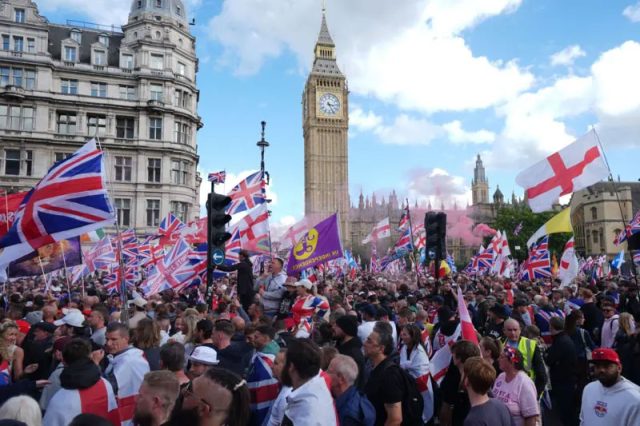 protesto da direita radical contra imigração reúne mais de 100 mil em Londres