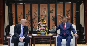 Trump destaca proximidade com Xi Jinping durante visita oficial à China Trump destaca proximidade com Xi Jinping durante visita oficial à China