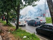 Carro pega fogo e deixa trânsito caótico em avenida na Compensa