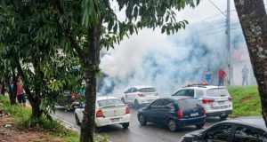 Carro pega fogo e deixa trânsito caótico em avenida na Compensa