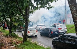 Carro pega fogo e deixa trânsito caótico em avenida na Compensa