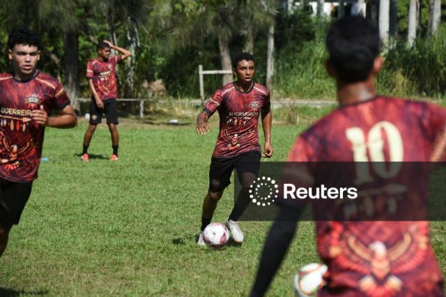 Equipe indígena treina para o Campeonato Carioca de futebol em Maricá (RJ)