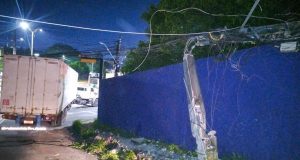 Detran-AM autua condutor de caminhão que colidiu contra poste de iluminação na zona leste da capitalO indivíduo não possuía CNH compatível com o veículo, que também estava sem sistema de iluminação e pneus avariados. Detran-AM autua condutor de caminhão que colidiu contra poste de iluminação na zona leste da capital