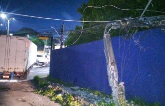 Detran-AM autua condutor de caminhão que colidiu contra poste de iluminação na zona leste da capital Detran-AM autua condutor de caminhão que colidiu contra poste de iluminação na zona leste da capital