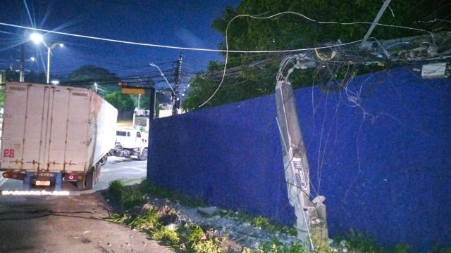 Detran-AM autua condutor de caminhão que colidiu contra poste de iluminação na zona leste da capital Detran-AM autua condutor de caminhão que colidiu contra poste de iluminação na zona leste da capital