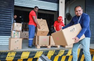 Operação Cheia 2026: Governo do Amazonas envia medicamentos para municípios em situação de emergênciaOs kits enviados totalizam 422,4 mil unidades de medicamentos e produtos para saúde, destinados a 16 municípios. Operação Cheia 2026: Governo do Amazonas envia medicamentos para municípios em situação de emergência