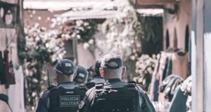 Polícia Militar do Amazonas prende homem após agredir companheira com socos na zona sul de ManausEle tinha mandado de prisão em aberto por tráfico de drogas. Polícia Militar do Amazonas prende homem após agredir companheira com socos na zona sul de Manaus