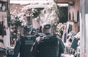 Polícia Militar do Amazonas prende homem após agredir companheira com socos na zona sul de ManausEle tinha mandado de prisão em aberto por tráfico de drogas. Polícia Militar do Amazonas prende homem após agredir companheira com socos na zona sul de Manaus