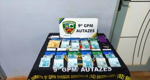 Em Autazes, Polícia Militar do Amazonas prende suspeito de agiotagem com cerca de R$ 10 mil e 11 cartões bancáriosSuspeitos utilizavam cartões bancários de terceiros para realizar saques e empréstimos ilegais. Em Autazes, Polícia Militar do Amazonas prende suspeito de agiotagem com cerca de R$ 10 mil e 11 cartões bancários