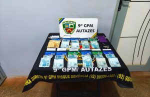 Em Autazes, Polícia Militar do Amazonas prende suspeito de agiotagem com cerca de R$ 10 mil e 11 cartões bancáriosSuspeitos utilizavam cartões bancários de terceiros para realizar saques e empréstimos ilegais. Em Autazes, Polícia Militar do Amazonas prende suspeito de agiotagem com cerca de R$ 10 mil e 11 cartões bancários
