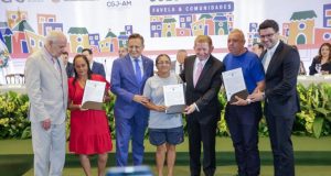 Governo do Amazonas entrega títulos definitivos durante abertura da Semana Solo Seguro no Palácio Rio NegroBeneficiários comemoraram a conquista do título definitivo, entregues pela Sect e Suhab, durante a abertura da Semana Solo Seguro, do CNJ. Governo do Amazonas entrega títulos definitivos durante abertura da Semana Solo Seguro no Palácio Rio Negro