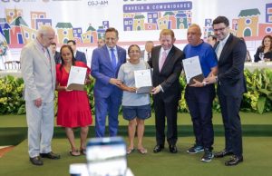 Governo do Amazonas entrega títulos definitivos durante abertura da Semana Solo Seguro no Palácio Rio NegroBeneficiários comemoraram a conquista do título definitivo, entregues pela Sect e Suhab, durante a abertura da Semana Solo Seguro, do CNJ. Governo do Amazonas entrega títulos definitivos durante abertura da Semana Solo Seguro no Palácio Rio Negro