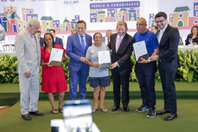 Governo do Amazonas entrega títulos definitivos durante abertura da Semana Solo Seguro no Palácio Rio Negro