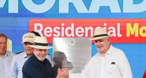 Vice-governador Serafim Corrêa acompanha entrega de moradias durante visita do presidente Lula a ManausAgenda presidencial, que acontece até quarta-feira (26/05), também inclui visita à rodovia BR-319. Vice-governador Serafim Corrêa acompanha entrega de moradias durante visita do presidente Lula a Manaus