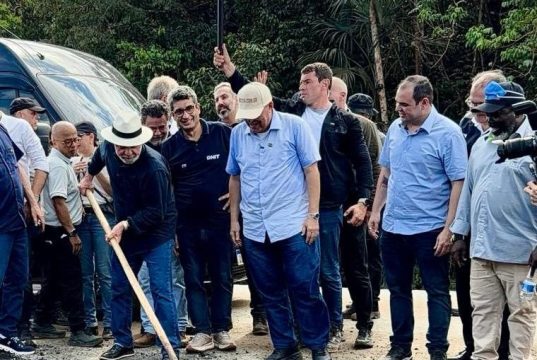 Ao lado do presidente Lula, governador Roberto Cidade defende pavimentação da BR-319 para integração e desenvolvimento da região Norte Ao lado do presidente Lula, governador Roberto Cidade defende pavimentação da BR-319 para integração e desenvolvimento da região Norte