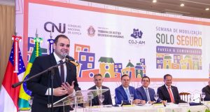 Durante encerramento da Semana de Mobilização Solo Seguro, governador Roberto Cidade reforça compromisso com a regularização fundiária no AmazonasEstado ultrapassou a marca de 2 mil títulos definitivos entregues em 2026 e segue ampliando ações para garantir segurança jurídica . Durante encerramento da Semana de Mobilização Solo Seguro, governador Roberto Cidade reforça compromisso com a regularização fundiária no Amazonas