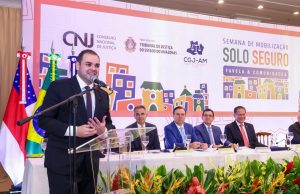 Durante encerramento da Semana de Mobilização Solo Seguro, governador Roberto Cidade reforça compromisso com a regularização fundiária no AmazonasEstado ultrapassou a marca de 2 mil títulos definitivos entregues em 2026 e segue ampliando ações para garantir segurança jurídica . Durante encerramento da Semana de Mobilização Solo Seguro, governador Roberto Cidade reforça compromisso com a regularização fundiária no Amazonas