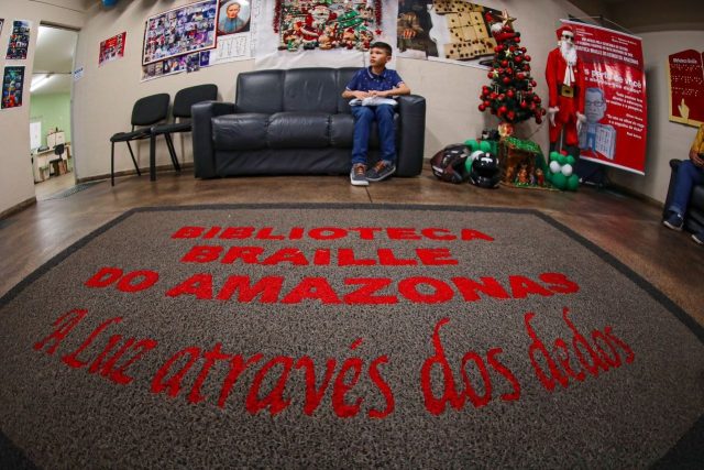 Oficina de Derbak para pessoas com deficiência visual promove inclusão e intercâmbio cultural em Manaus