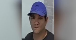 PC-AM divulga imagem de homem procurado por furtar farmácia no bairro CoroadoAs denúncias podem ser feitas pelos números (92) 98558-1111, do 11º DIP; 197 ou (92) 3667-7575, da PC-AM; ou 181, da SSP-AM. PC-AM divulga imagem de homem procurado por furtar farmácia no bairro Coroado