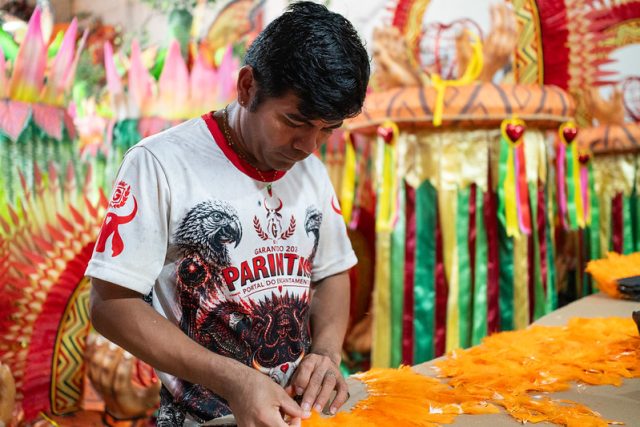 Festival de Parintins 2026: Amor pelo Boi Garantido move trabalhadores e fortalece a economia criativa