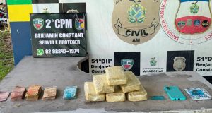Operação Segurança Presente: Em Benjamin Constant, Polícia Militar prende homem com seis quilos de pasta-base de cocaínaAção foi realizada durante patrulhamento ostensivo na área central do município. Operação Segurança Presente: Em Benjamin Constant, Polícia Militar prende homem com seis quilos de pasta-base de cocaína