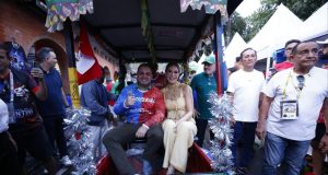 Governador Roberto Cidade reforça investimentos no turismo com apoio aos tricicleiros e visita ao Turistódromo em ParintinsApós entregar revitalização do Aeroporto Júlio Belém, governador entregou fardamentos aos tricicleiros e visitou a estrutura preparada para receber mais de 126 mil turistas esperados para o Festival. Governador Roberto Cidade reforça investimentos no turismo com apoio aos tricicleiros e visita ao Turistódromo em Parintins