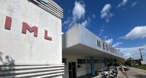 Jovem morre no hospital após acidente entre carro e motocicleta no Jorge Teixeira