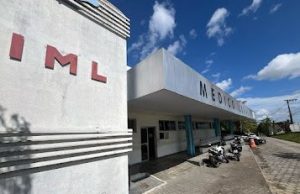 Jovem morre no hospital após acidente entre carro e motocicleta no Jorge Teixeira