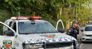Polícia Militar do Amazonas captura foragido da Justiça após mulher apontar localizaçãoDenunciante teria apresentado aos PMs o documento que confirmava a condição de foragido do homem. Polícia Militar do Amazonas captura foragido da Justiça após mulher apontar localização