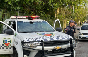 Polícia Militar do Amazonas captura foragido da Justiça após mulher apontar localizaçãoDenunciante teria apresentado aos PMs o documento que confirmava a condição de foragido do homem. Polícia Militar do Amazonas captura foragido da Justiça após mulher apontar localização