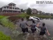 Vídeo mostra resgate de motorista preso em carro parcialmente submerso em lago nos Estados Unidos Vídeo mostra resgate de motorista preso em carro parcialmente submerso em lago nos Estados Unidos