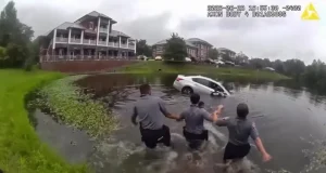 Vídeo mostra resgate de motorista preso em carro parcialmente submerso em lago nos Estados UnidosSocorristas formaram uma corrente humana para retirar a vítima do veículo; homem sofreu apenas ferimentos leves. Vídeo mostra resgate de motorista preso em carro parcialmente submerso em lago nos Estados Unidos