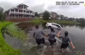 Vídeo mostra resgate de motorista preso em carro parcialmente submerso em lago nos Estados UnidosSocorristas formaram uma corrente humana para retirar a vítima do veículo; homem sofreu apenas ferimentos leves. Vídeo mostra resgate de motorista preso em carro parcialmente submerso em lago nos Estados Unidos