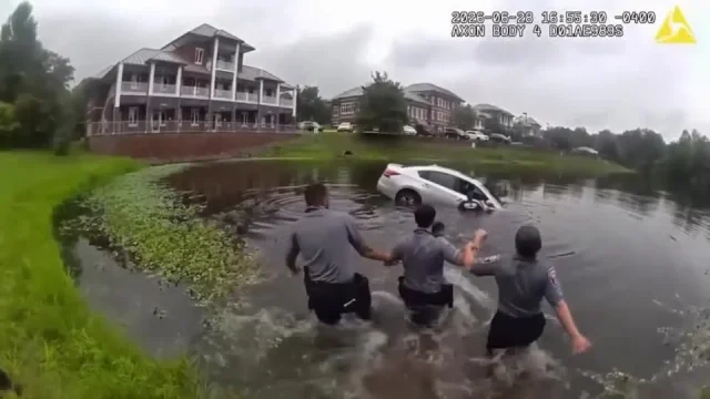 Vídeo mostra resgate de motorista preso em carro parcialmente submerso em lago nos Estados Unidos