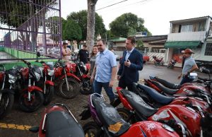 Governador Roberto Cidade participa de devolução de motocicletas recuperadas em operações no interior Governador Roberto Cidade participa de devolução de motocicletas recuperadas em operações no interior