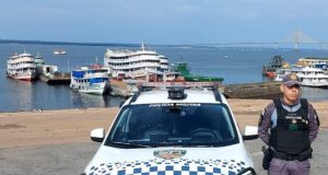 PMAM prende mulher suspeita de atear fogo em residência com familiares no interior do imóvelMãe e filha da suspeita relataram terem sido agredidas e ameaçadas antes da chegada dos policiais militares. PMAM prende mulher suspeita de atear fogo em residência com familiares no interior do imóvel