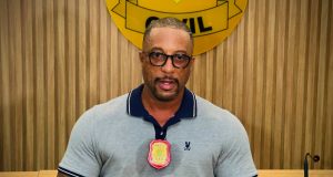 PC-AM prende dupla que assaltava motoristas de aplicativo e usava os veículos em diversos assaltos em ManausUma terceira pessoa suspeita de integrar associação criminosa segue sendo procurada. PC-AM prende dupla que assaltava motoristas de aplicativo e usava os veículos em diversos assaltos em Manaus