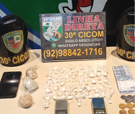PMAM prende homem com mais de 50 trouxinhas de entorpecentes em terreno baldio na zona leste de Manaus PMAM prende homem com mais de 50 trouxinhas de entorpecentes em terreno baldio na zona leste de Manaus