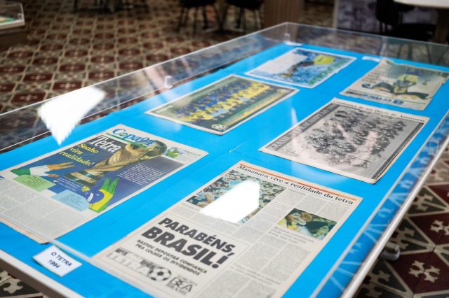 Biblioteca Pública transforma lembranças da Copa do Mundo em viagem pela história do futebol