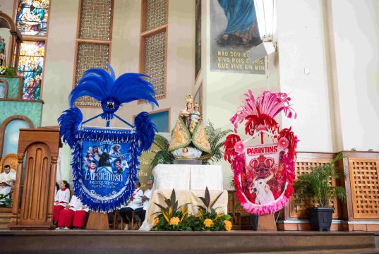 Festival de Parintins 2026: Missa tradicional reúne Caprichoso e Garantido em momento de união antes da disputa na arena Festival de Parintins 2026: Missa tradicional reúne Caprichoso e Garantido em momento de união antes da disputa na arena