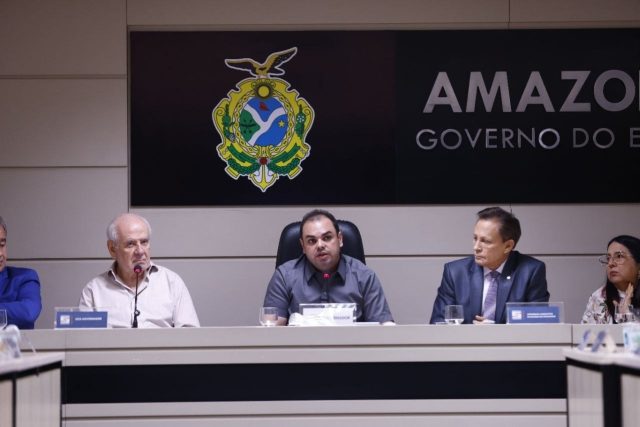 Governador Roberto Cidade anuncia antecipação da primeira parcela do 13º salário para 23 e 24 de julho Governador Roberto Cidade anuncia antecipação da primeira parcela do 13º salário para 23 e 24 de julho