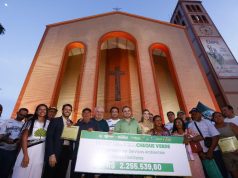 Em Parintins, Governador Roberto Cidade entrega R$ 2,2 milhões a produtores rurais por conservação da floresta Em Parintins, Governador Roberto Cidade entrega R$ 2,2 milhões a produtores rurais por conservação da floresta
