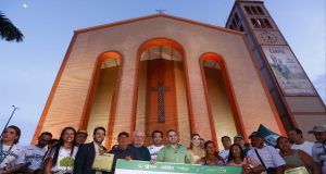 Em Parintins, Governador Roberto Cidade entrega R$ 2,2 milhões a produtores rurais por conservação da florestaIniciativa coordenada pelo MMA e pelo Pnud e operacionalizada pelo Ipaam remunera produtores que mantêm a floresta em pé. Em Parintins, Governador Roberto Cidade entrega R$ 2,2 milhões a produtores rurais por conservação da floresta