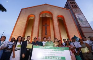 Em Parintins, Governador Roberto Cidade entrega R$ 2,2 milhões a produtores rurais por conservação da florestaIniciativa coordenada pelo MMA e pelo Pnud e operacionalizada pelo Ipaam remunera produtores que mantêm a floresta em pé. Em Parintins, Governador Roberto Cidade entrega R$ 2,2 milhões a produtores rurais por conservação da floresta