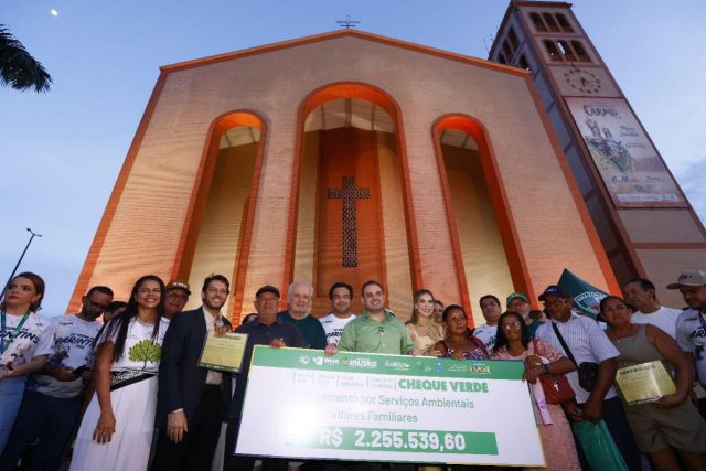 Em Parintins, Governador Roberto Cidade entrega R$ 2,2 milhões a produtores rurais por conservação da floresta