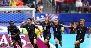 Com gol no final, Canadá vence Africa do Sul e vai às oitavas da CopaCamisa 7 Eustáquio selou a classificão com gol nos acréscimos. Com gol no final, Canadá vence Africa do Sul e vai às oitavas da Copa