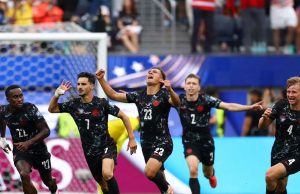 Com gol no final, Canadá vence Africa do Sul e vai às oitavas da Copa Com gol no final, Canadá vence Africa do Sul e vai às oitavas da Copa