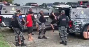Suspeitos de invadir casa de policial militar são presos em motel e residência em Manaus Suspeitos de invadir casa de policial militar são presos em motel e residência em Manaus